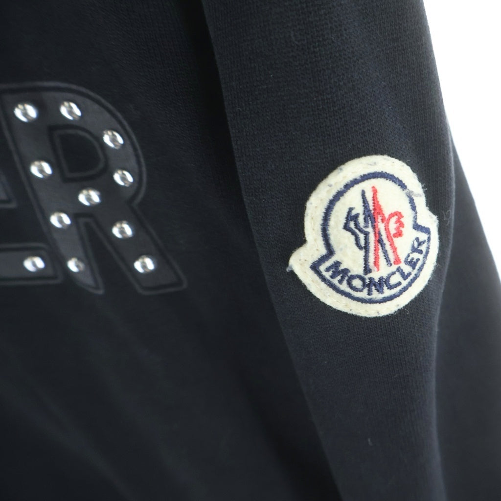 MONCLER(モンクレール) 22SS スタッズロゴ プリント クルーネック プルオーバースウェット トレーナー ブラック H10918G00013 809KR