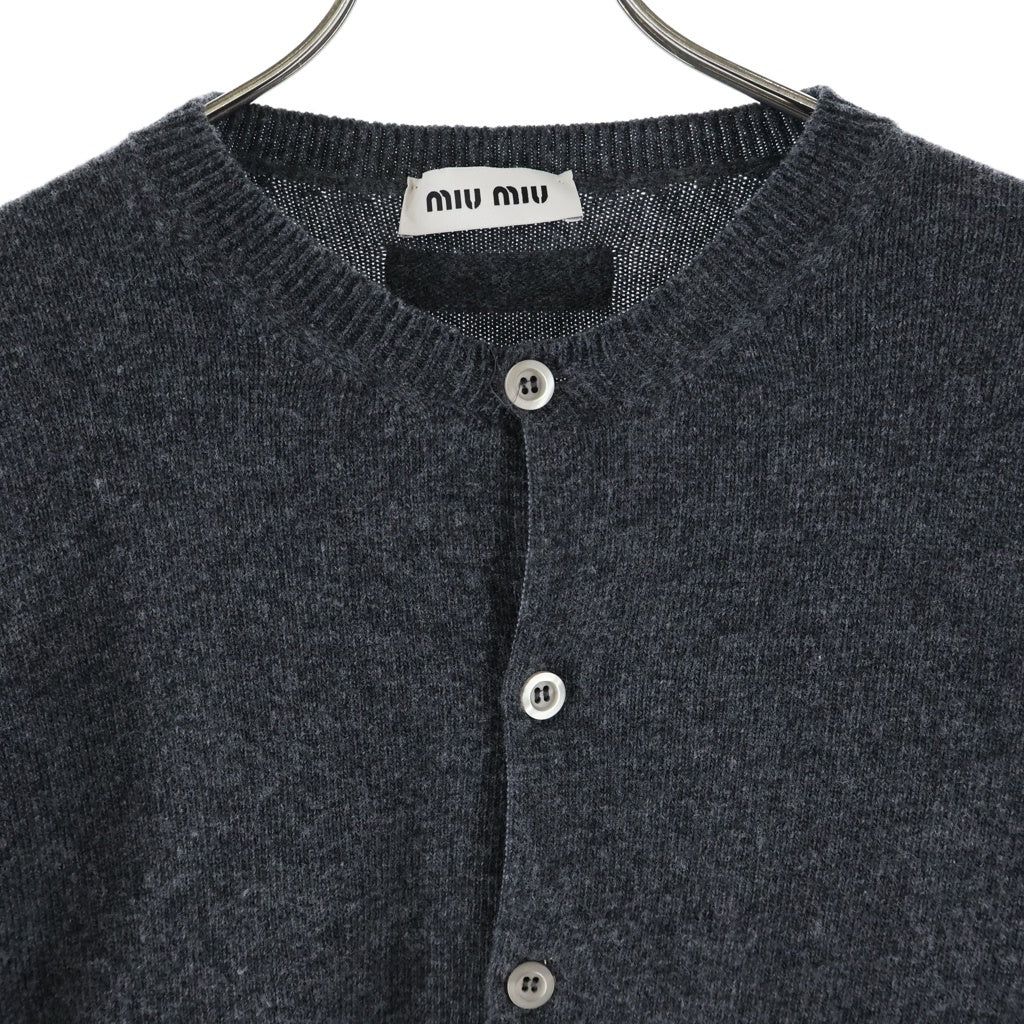 miumiu(ミュウミュウ) 24AW バージンウール クルーネック ニットカーディガン グレー DNA02U