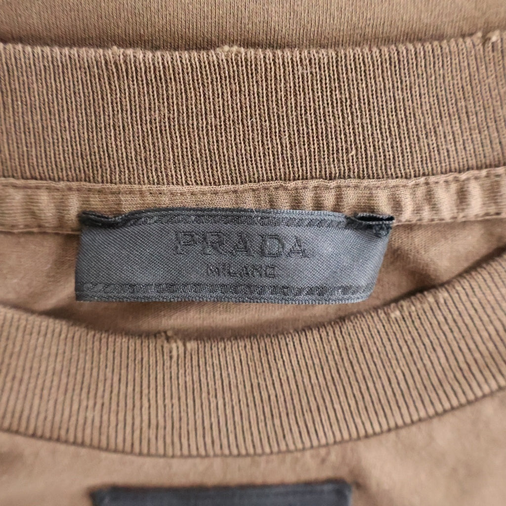 PRADA(プラダ) 25SS フロントトライバルパッチ クルーネック ロングスリーブ 長袖Tシャツカットソー ブラウン UJL45C