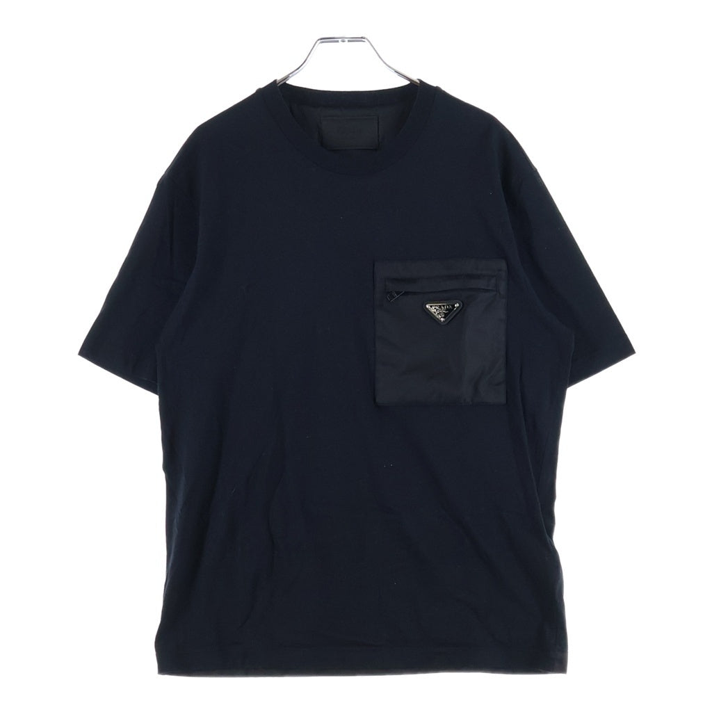 PRADA(プラダ) ナイロン素材 胸ポケット トライアングルプレートデザイン クルーネック 半袖Tシャツ カットソー ブラック UJN661 S221 11CK