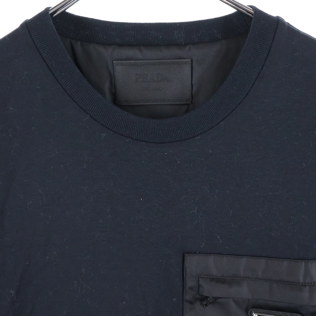 PRADA(プラダ) ナイロン素材 胸ポケット トライアングルプレートデザイン クルーネック 半袖Tシャツ カットソー ブラック UJN661 S221 11CK