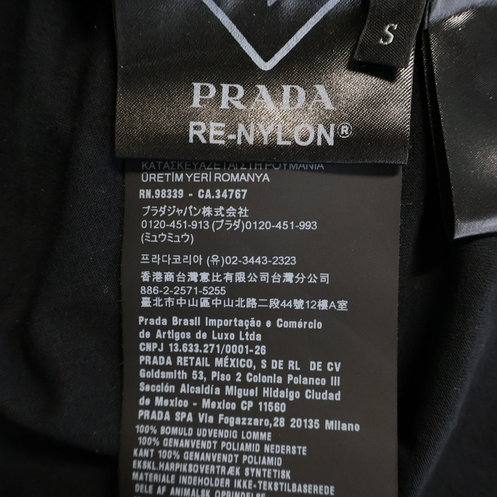 PRADA(プラダ) ナイロン素材 胸ポケット トライアングルプレートデザイン クルーネック 半袖Tシャツ カットソー ブラック UJN661 S221 11CK