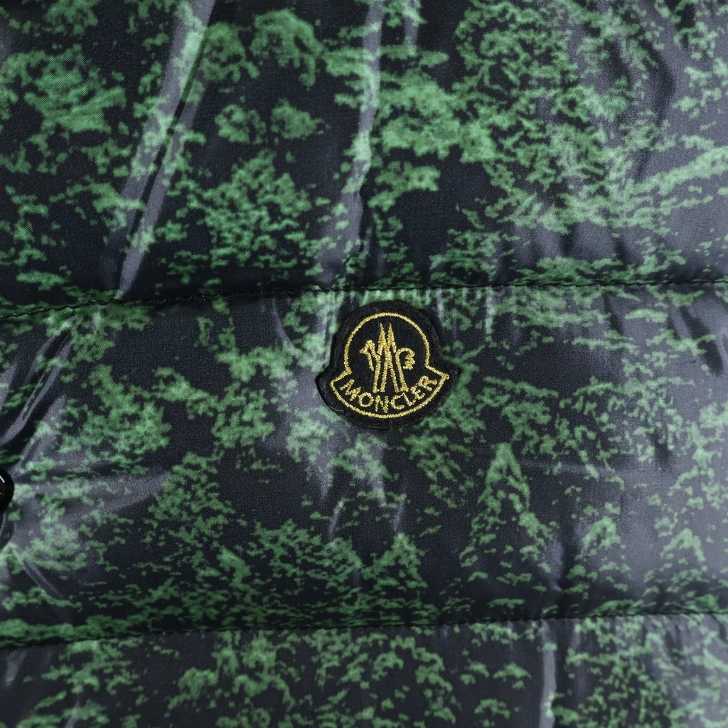 MONCLER(モンクレール) ×Pharrell Williams ファレルウィリアムス フォレストプリント 総柄 ナイロン ダウンベスト グリーン/ブラック 020964332950