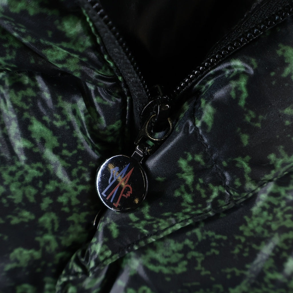 MONCLER(モンクレール) ×Pharrell Williams ファレルウィリアムス フォレストプリント 総柄 ナイロン ダウンベスト グリーン/ブラック 020964332950