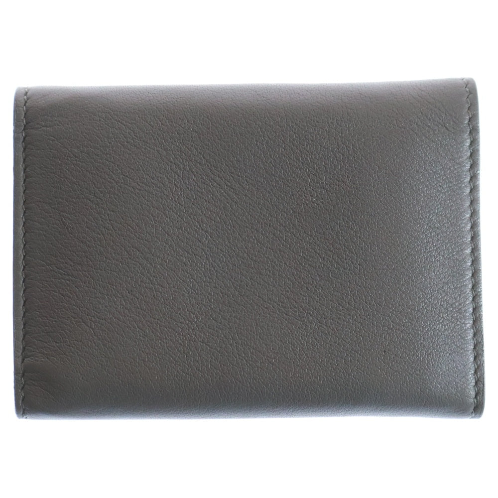 SAINT LAURENT PARIS(サンローランパリ) カサンドラロゴプレート タイニー レザー コンパクトウォレット 三つ折り財布 ゴールド金具 グレー 459880