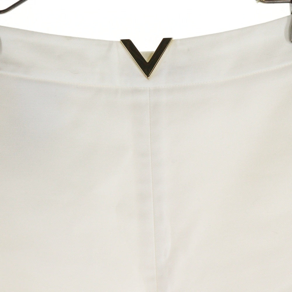VALENTINO(ヴァレンティノ) Vメタル装飾ショートパンツ ホワイト レディース VB3RF1M075Y