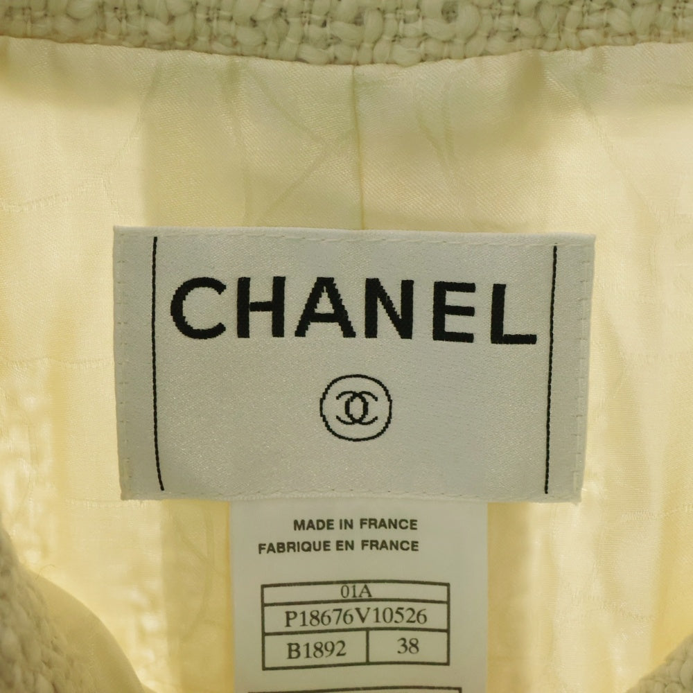 CHANEL(シャネル) 01A ロゴプレート ウールツイード ノーカラージャケット スカート セットアップ 01A P18676V10526 ホワイト
