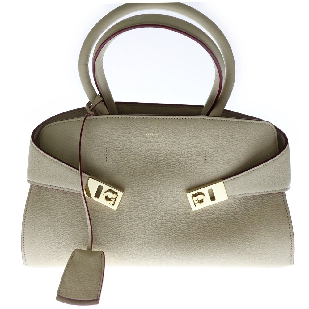 FERRAGAMO(フェラガモ) ハグ 2WAY ハンドバッグ ショルダーバッグ ベージュ ゴールド金具 レザー