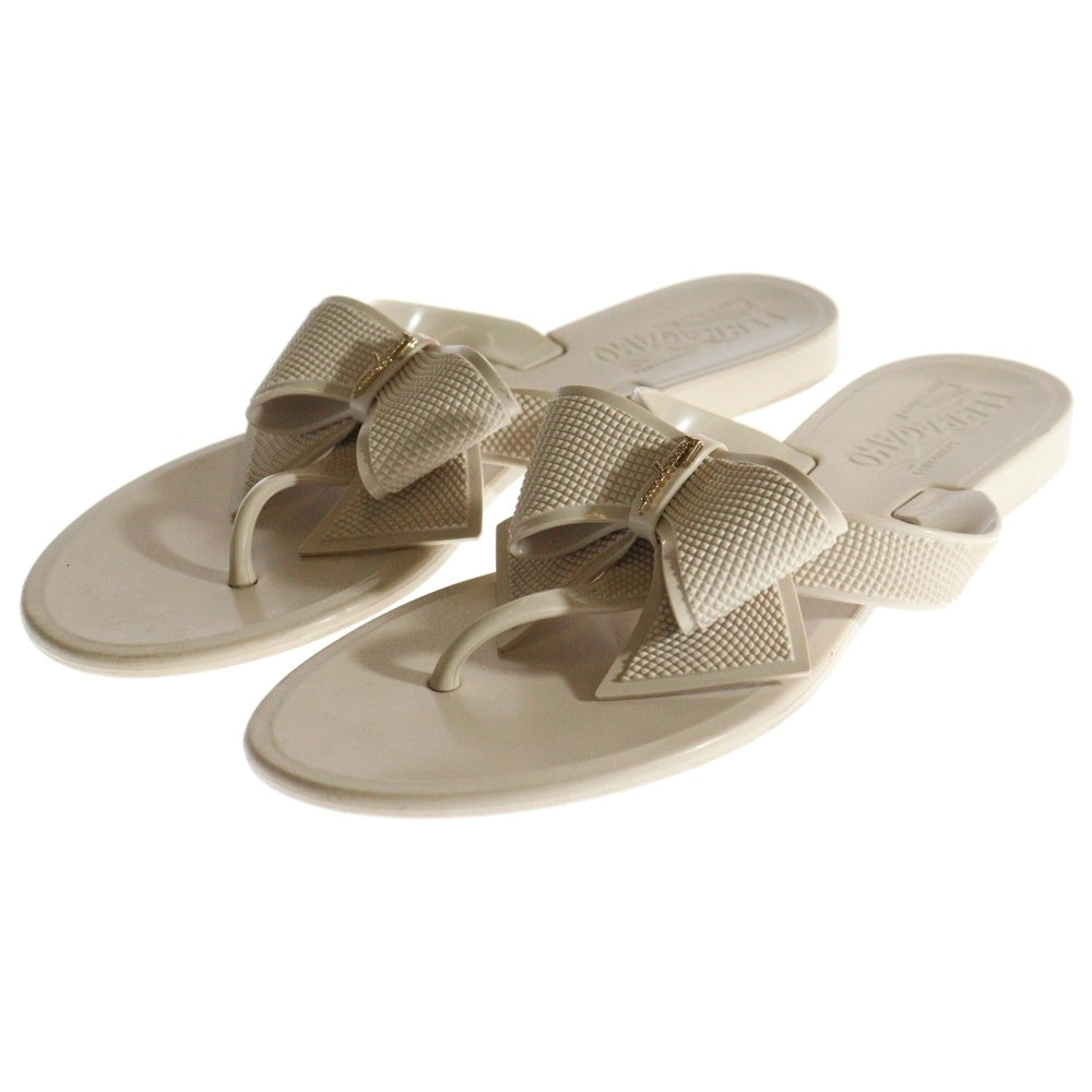 Salvatore Ferragamo(サルヴァトーレ フェラガモ) ヴァラリボン ロゴプレート ラバー フラットサンダル ベージュ レディース