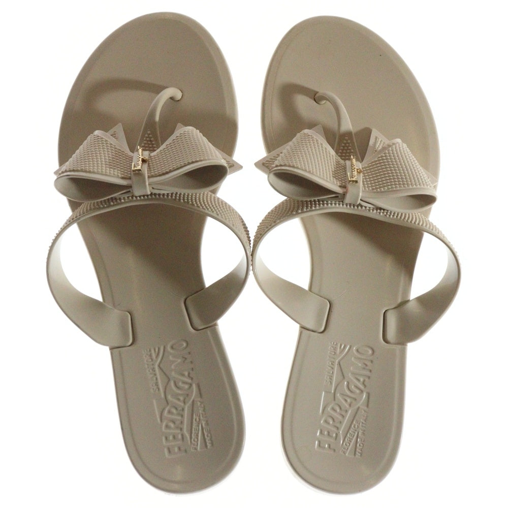 Salvatore Ferragamo(サルヴァトーレ フェラガモ) ヴァラリボン ロゴプレート ラバー フラットサンダル ベージュ レディース