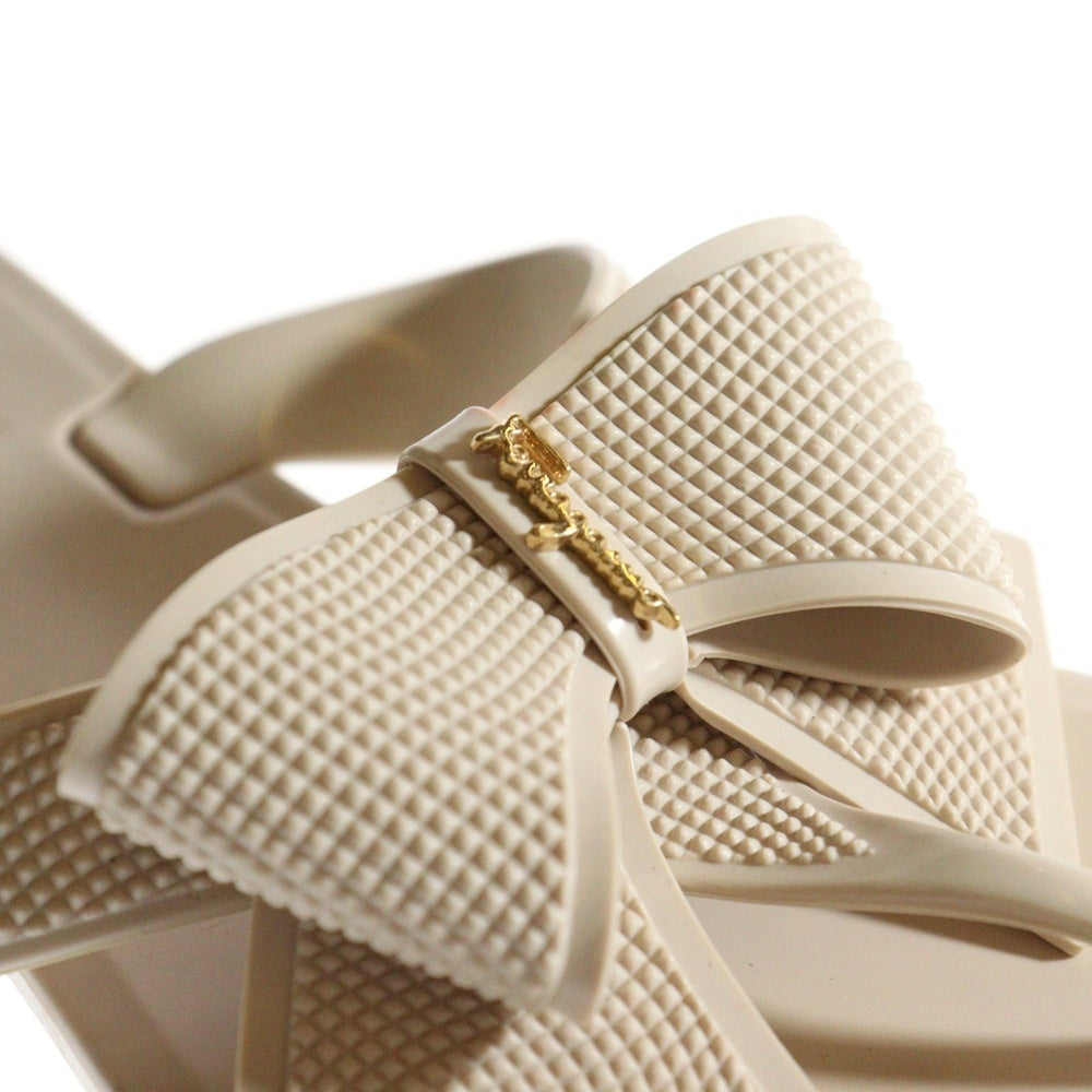 Salvatore Ferragamo(サルヴァトーレ フェラガモ) ヴァラリボン ロゴプレート ラバー フラットサンダル ベージュ レディース