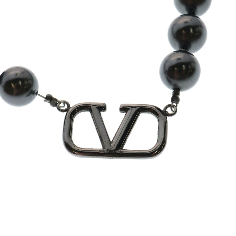 valentino garavan(ヴァレンティノガラヴァーニ) Vロゴ シグネチャー メタル×スワロフスキー パールビーズ ネックレス ペンダント ブラック