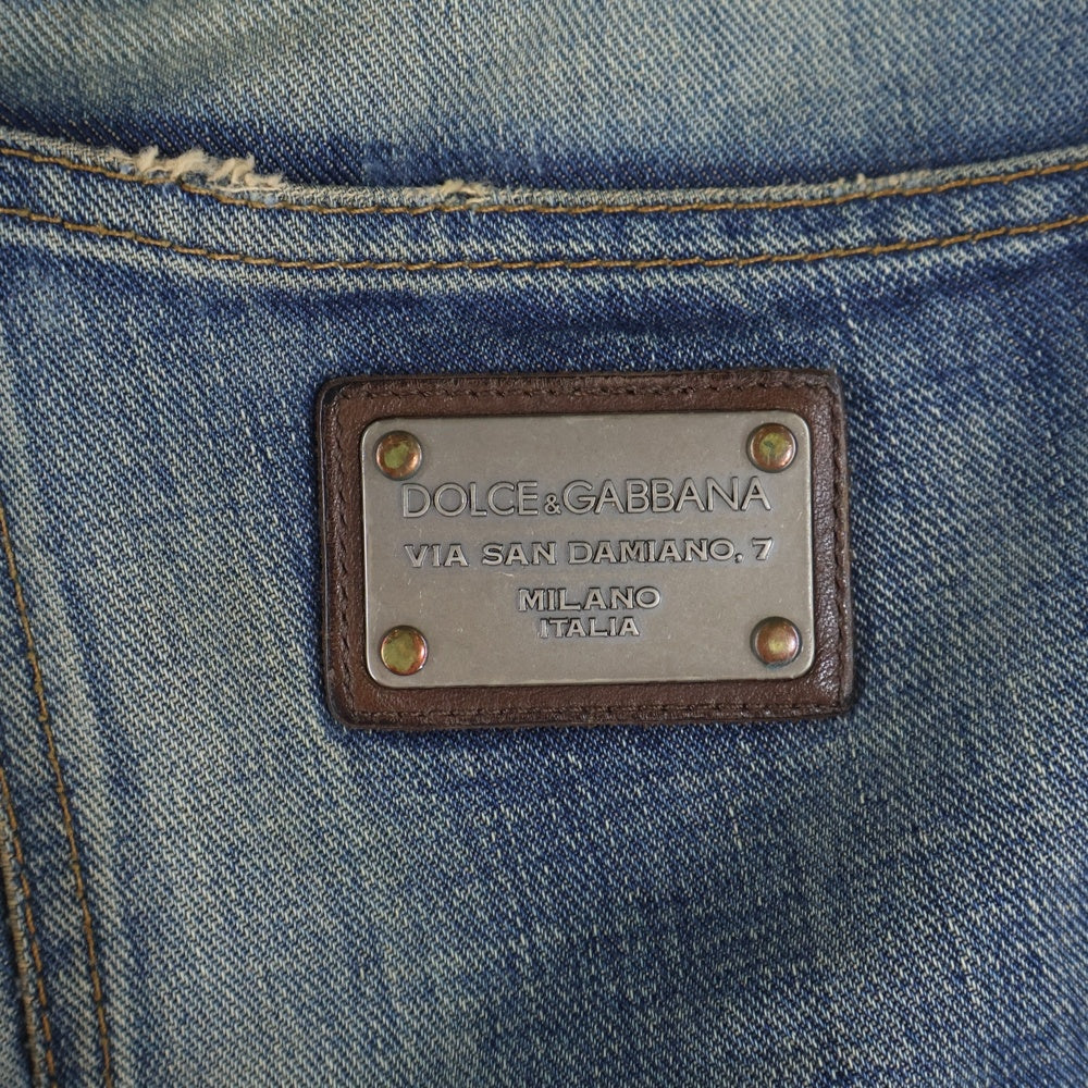 DOLCE & GABBANA(ドルチェアンドガッバーナ) ダメージ加工 レザープレートパッチ付デニムパンツ ブルー