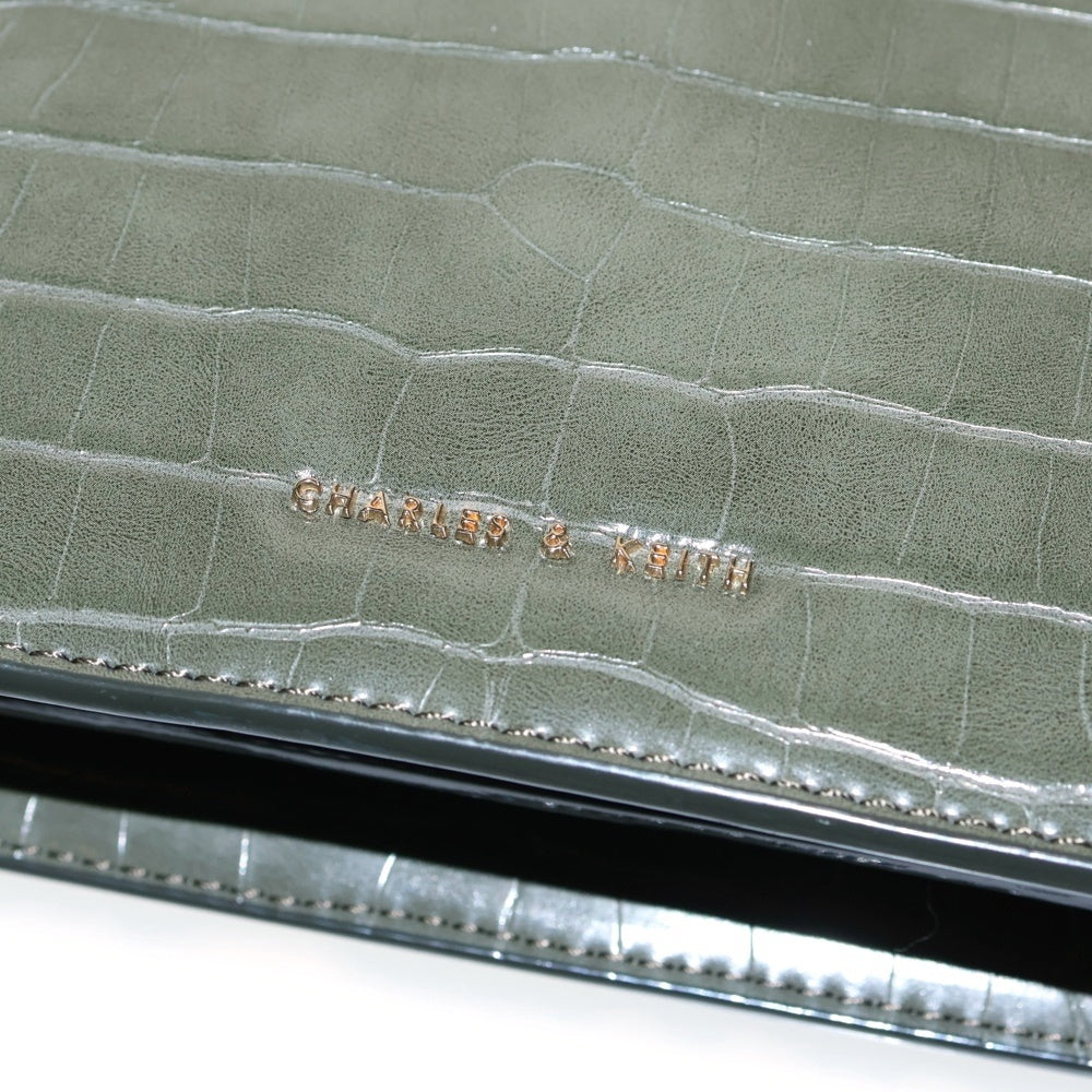CHARLES&KEITH(チャールズ＆キース) トートバッグ ハンドバッグ 型押しクロコ レザー カーキ グリーン ゴールド金具