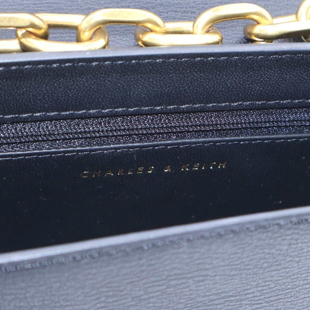 CHARLES&KEITH(チャールズ＆キース) ロゴ レザーチェーンショルダーバッグ ブラック/ゴールド