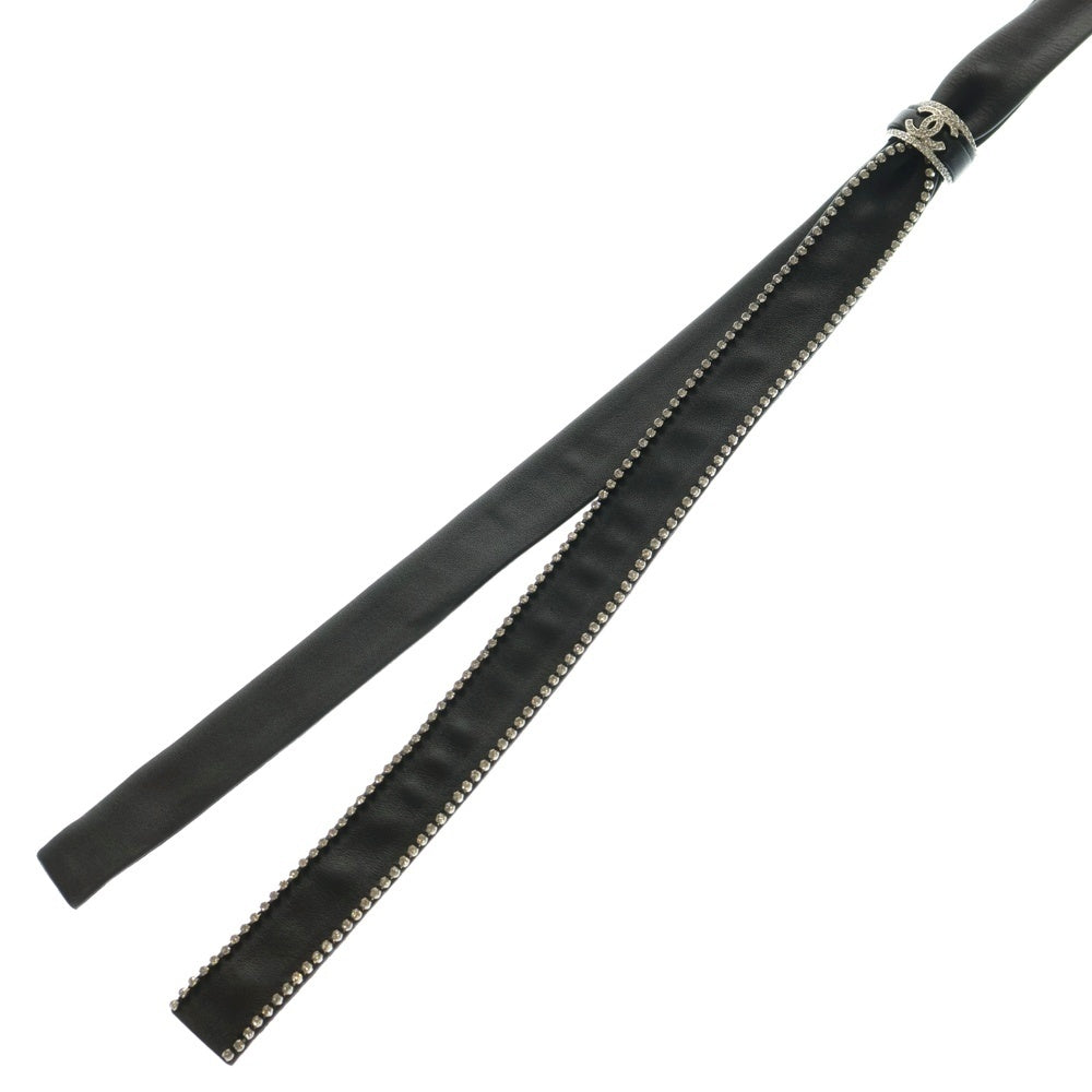 CHANEL(シャネル) 23SS ココマーク ビジュー ラインストン ラムスキン レザー チョーカー ネックレス ナロータイ シルバー金具 ブラック