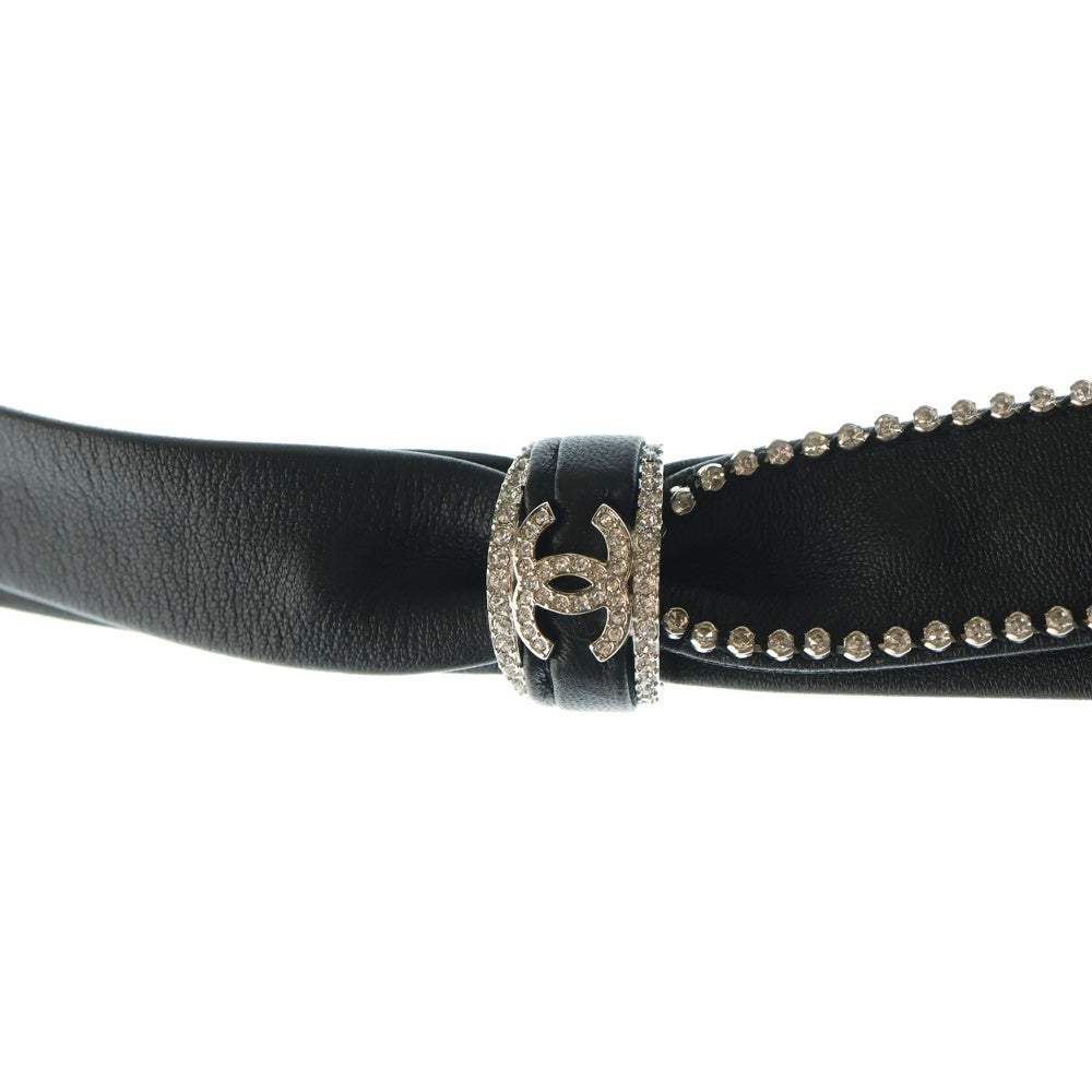 CHANEL(シャネル) 23SS ココマーク ビジュー ラインストン ラムスキン レザー チョーカー ネックレス ナロータイ シルバー金具 ブラック