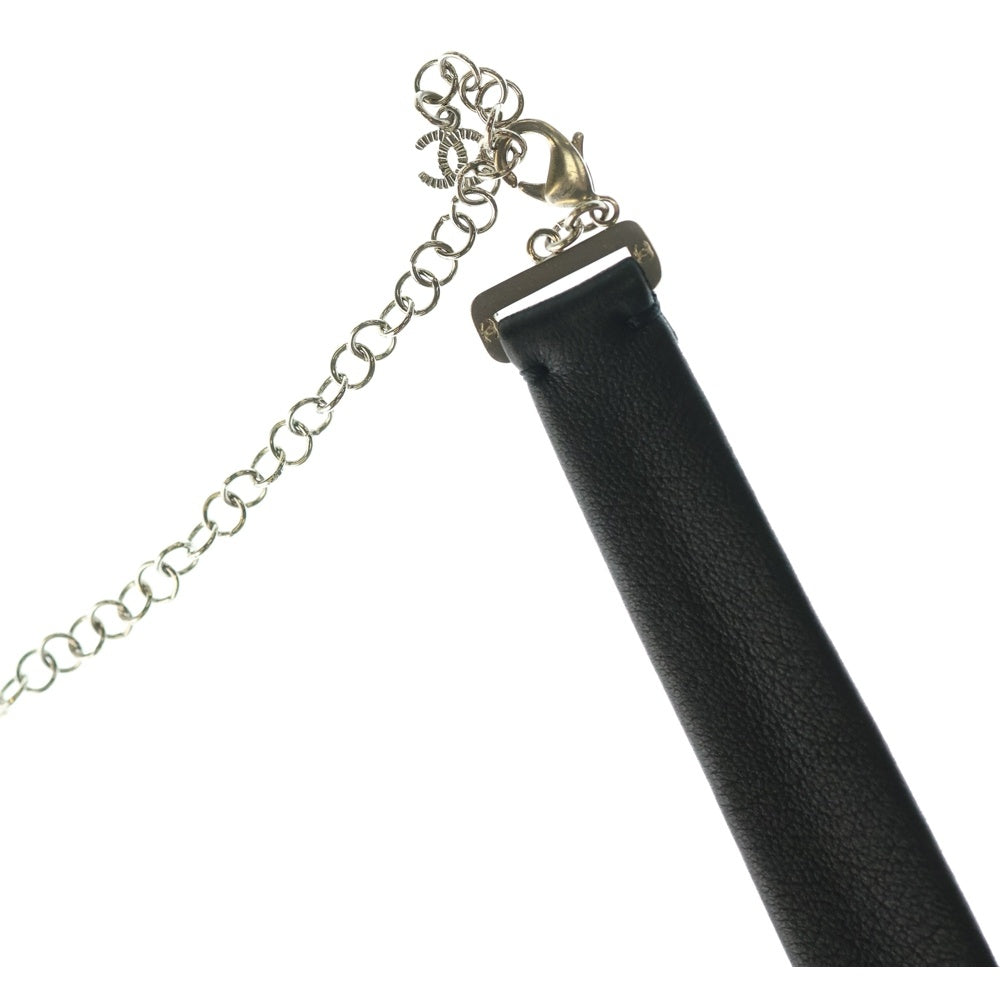CHANEL(シャネル) 23SS ココマーク ビジュー ラインストン ラムスキン レザー チョーカー ネックレス ナロータイ シルバー金具 ブラック