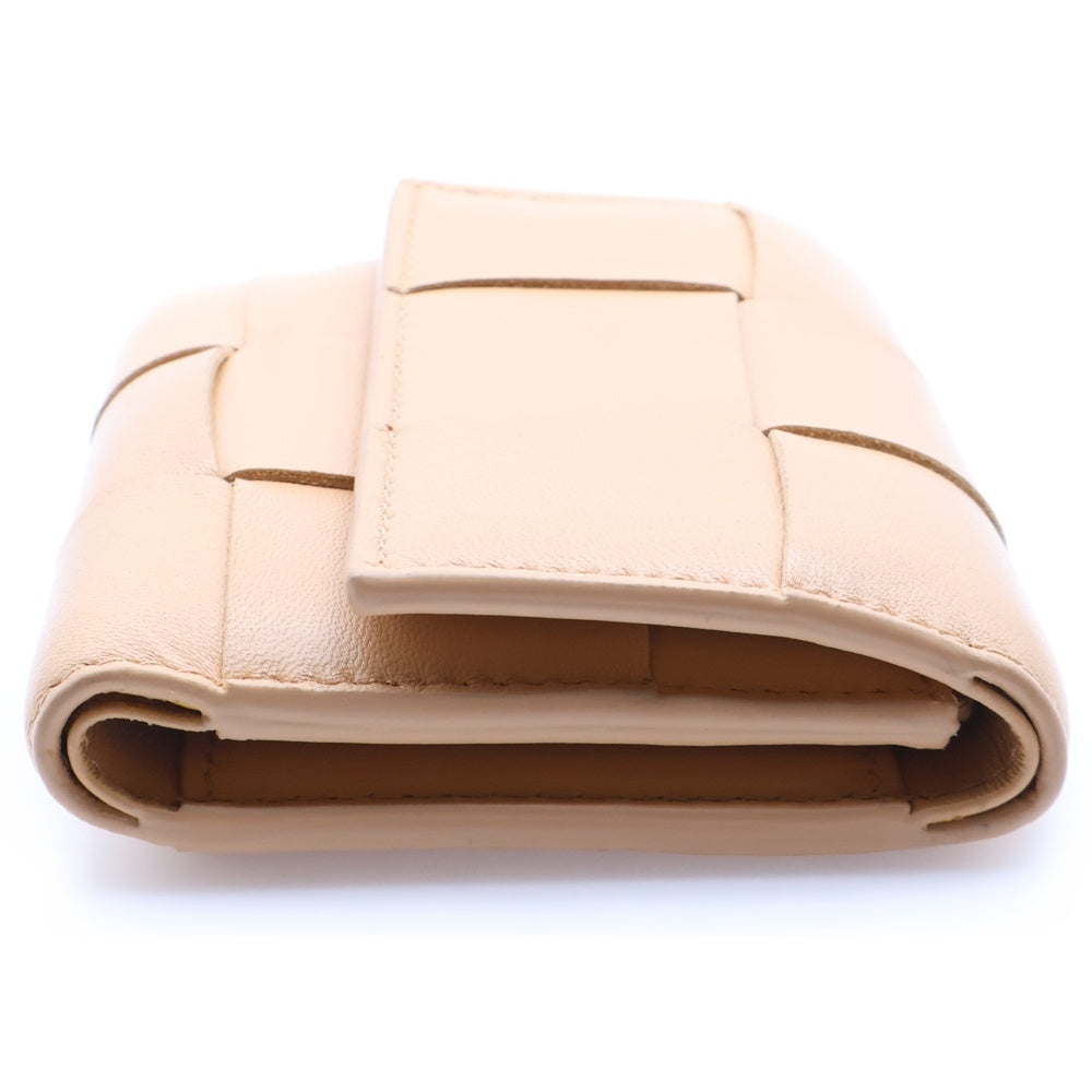 BOTTEGA VENETA(ボッテガヴェネタ) マキシイントレチャート カセット レザー コンパクトウォレット 三つ折り財布 ゴールド金具 ベージュ