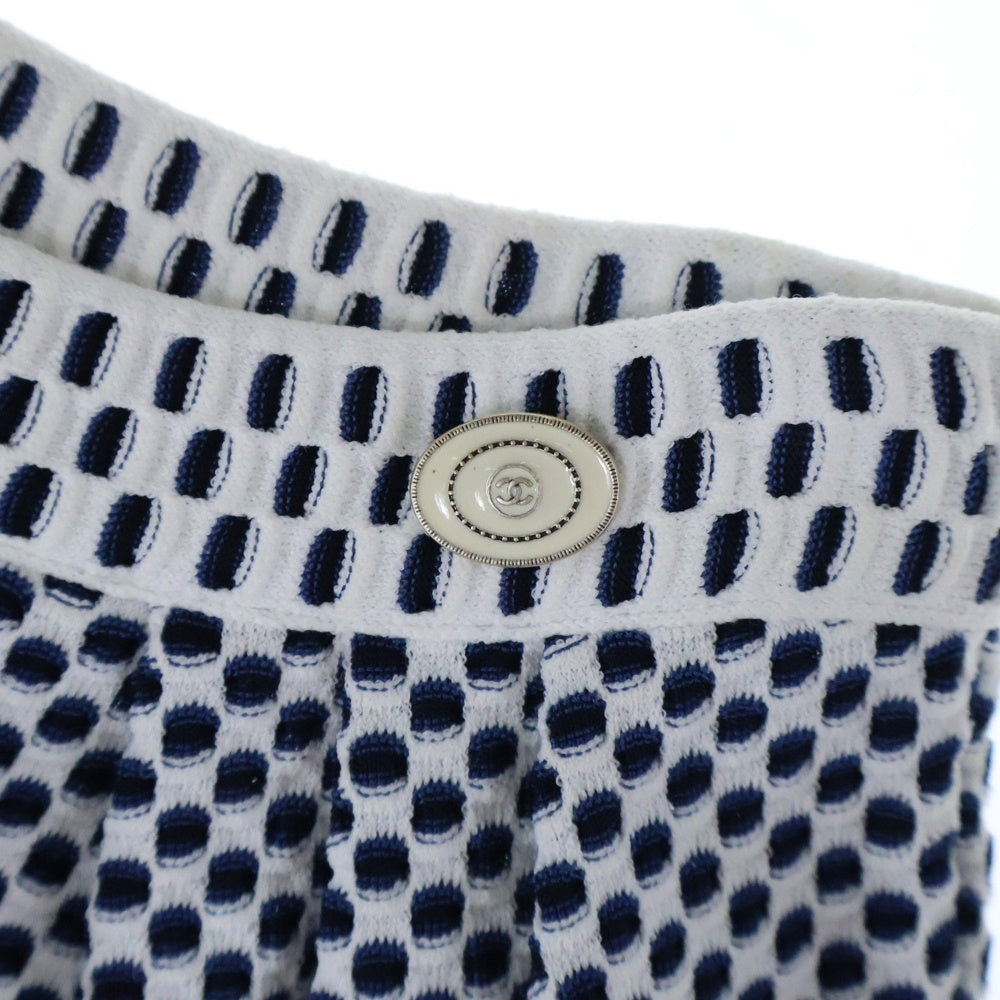 CHANEL(シャネル) ココマークロゴプレート ビスコース レーヨンニット ワッフル生地 ミディアム タイト スカート ホワイト/ネイビー レディース P47956K06124