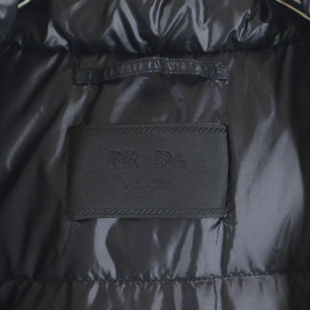 PRADA(プラダ) 24AW ワッペンロゴ テクニカルファブリック フーデッド ジップアップ ダウンジャケット ブラック SGC689