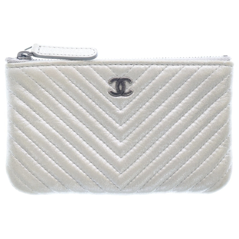 CHANEL(シャネル) シェブロン ポーチ ケース 財布 小物入れ メタリックホワイト レザー シルバー金具 レディース