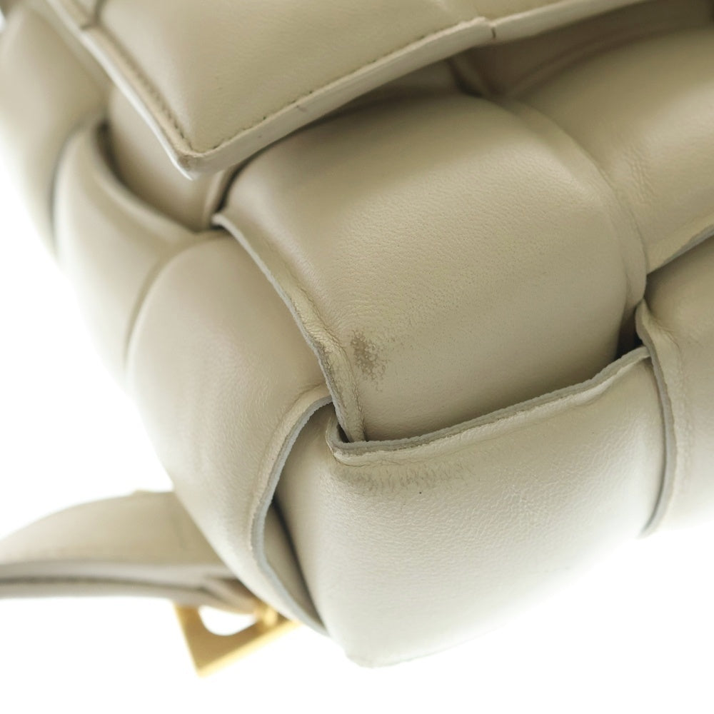 BOTTEGA VENETA(ボッテガヴェネタ) パデットカセット ショルダーバッグ ホワイト レザー ゴールド金具 レディース