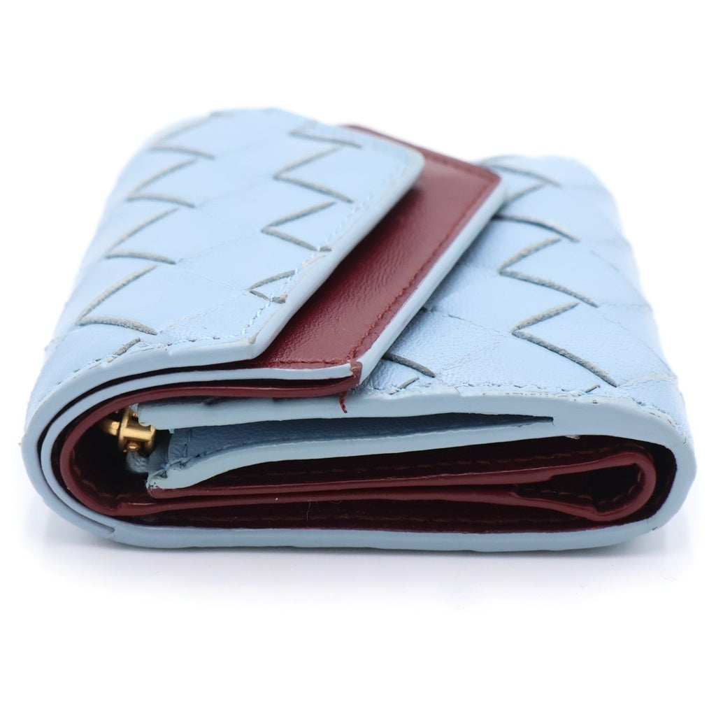 BOTTEGA VENETA(ボッテガヴェネタ) イントレチャート コンパクトウォレット 三つ折り財布 コインケース ライトブルー×レッド レザー ゴールド金具 レディース
