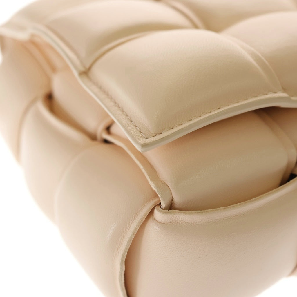 BOTTEGA VENETA(ボッテガヴェネタ) パデッド カセット ショルダーバッグ ライトピンク レザー ゴールド金具 レディース