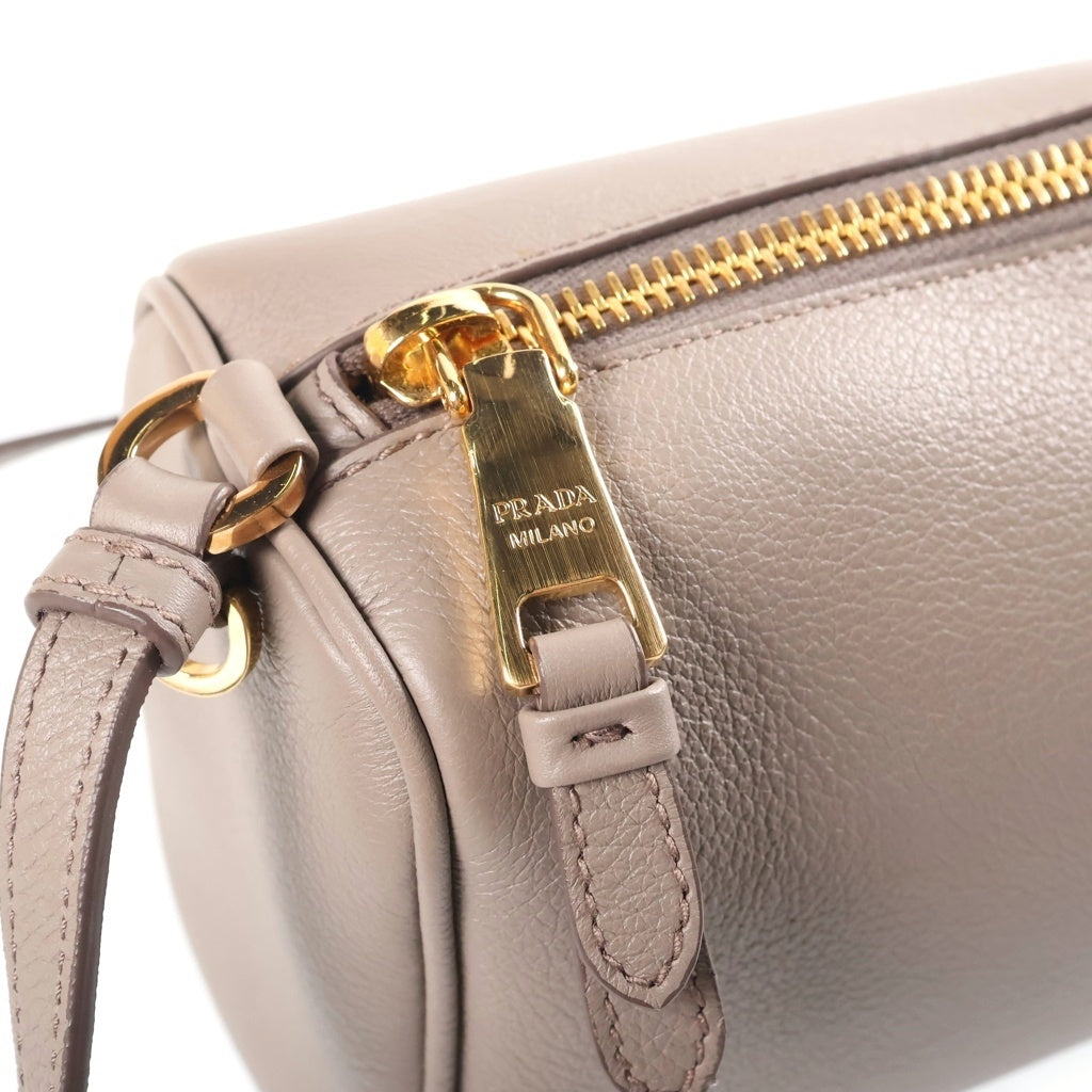 PRADA(プラダ) トライアングルロゴ三角プレート ショルダーポーチ ショルダーバッグ グレージュ レザー 1BC239 ゴールド金具 レディース