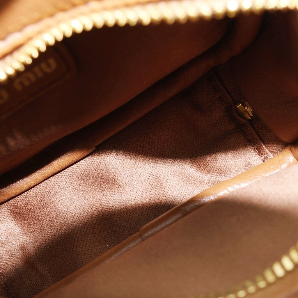 miumiu(ミュウミュウ) BEAU LEATHER MICRO-BAG ボー ロゴエンボス加工 マイクロバック レザーバッグチャーム キーホルダー ブラウン 5NR036 2F8W F0046 レディース