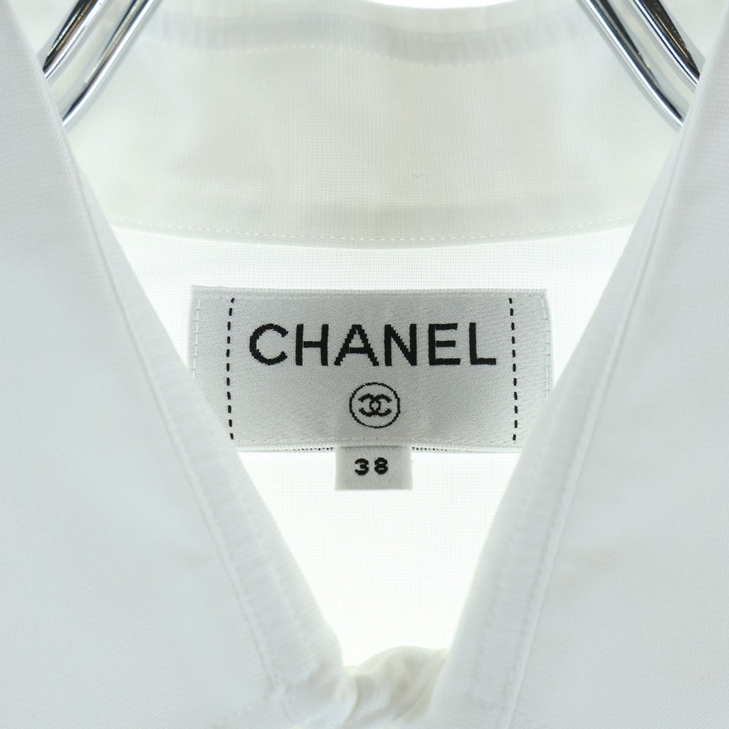 CHANEL(シャネル) 26AW ×Charvet シャルベ ロゴ刺繍 パールボタン チェーン装飾 長袖シャツ ブラウス ホワイト レディース P81751V74502