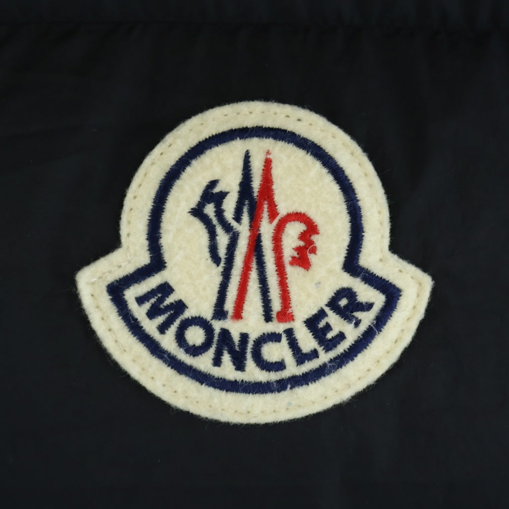 MONCLER(モンクレール) 23AW ALMAZ ワッペンロゴ ジップアップ ダウンベスト ブラック I20911A00077