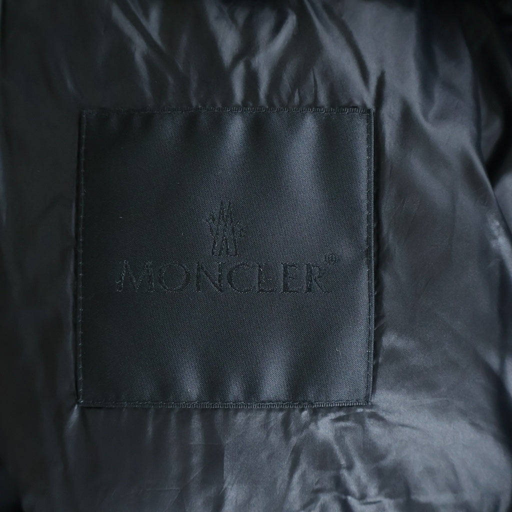 MONCLER(モンクレール) 23AW ALMAZ ワッペンロゴ ジップアップ ダウンベスト ブラック I20911A00077