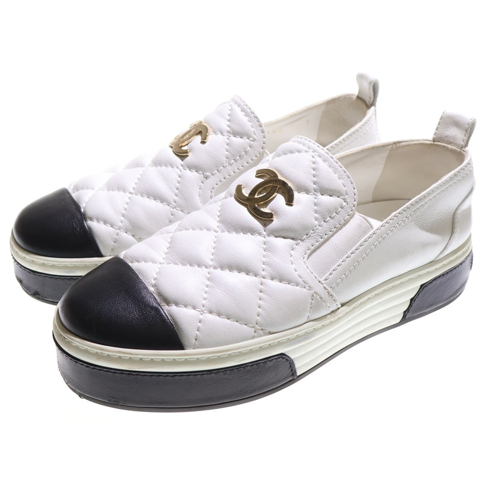 CHANEL(シャネル) マトラッセ ココマーク ロゴプレート レザー ローカットシューズ スニーカー スリッポン ゴールド金具 ホワイト/ブラック レディース G39180