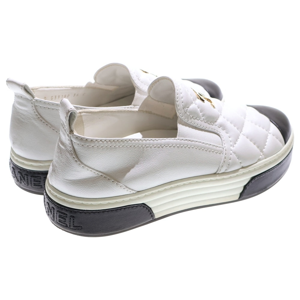 CHANEL(シャネル) マトラッセ ココマーク ロゴプレート レザー ローカットシューズ スニーカー スリッポン ゴールド金具 ホワイト/ブラック レディース G39180