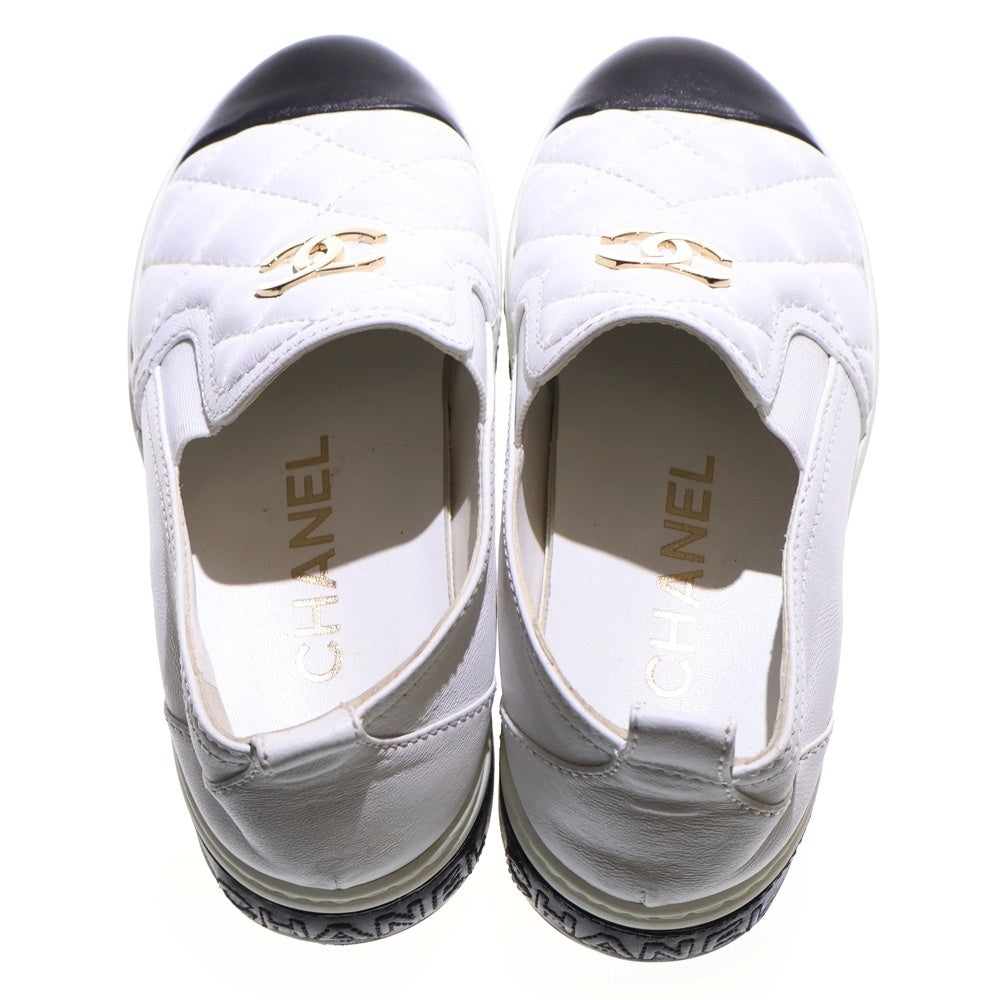 CHANEL(シャネル) マトラッセ ココマーク ロゴプレート レザー ローカットシューズ スニーカー スリッポン ゴールド金具 ホワイト/ブラック レディース G39180