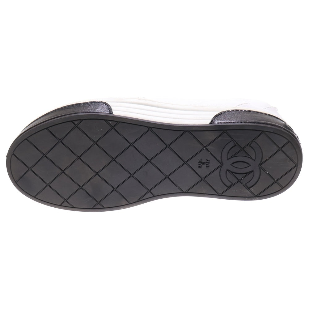 CHANEL(シャネル) マトラッセ ココマーク ロゴプレート レザー ローカットシューズ スニーカー スリッポン ゴールド金具 ホワイト/ブラック レディース G39180