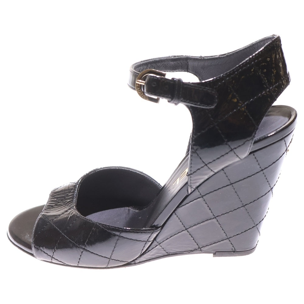 CHANEL(シャネル) マトラッセ ココマーク ロゴプレート パテントレザー ウェッジソール ヒール ストラップ サンダル シューズ ブラック レディース