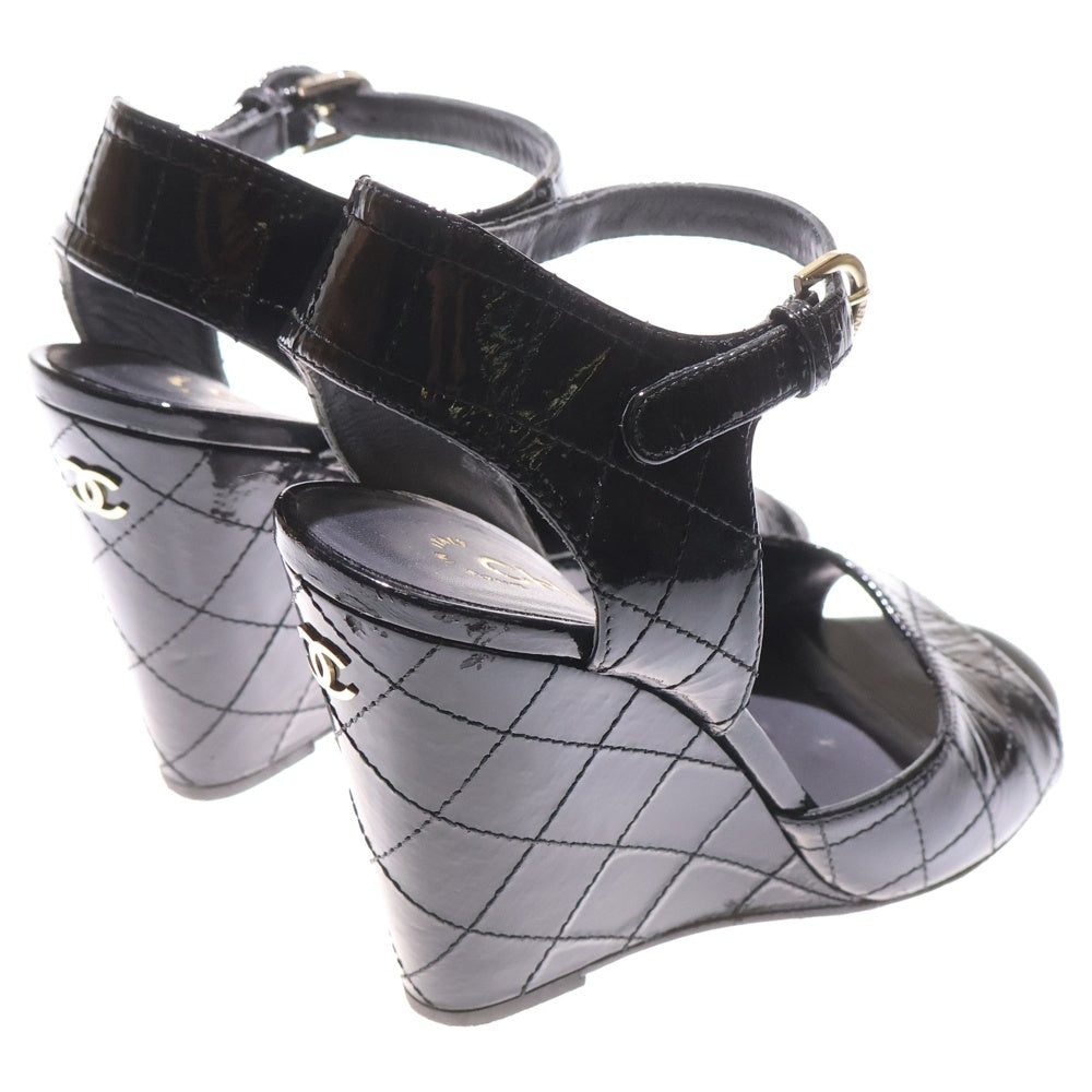 CHANEL(シャネル) マトラッセ ココマーク ロゴプレート パテントレザー ウェッジソール ヒール ストラップ サンダル シューズ ブラック レディース