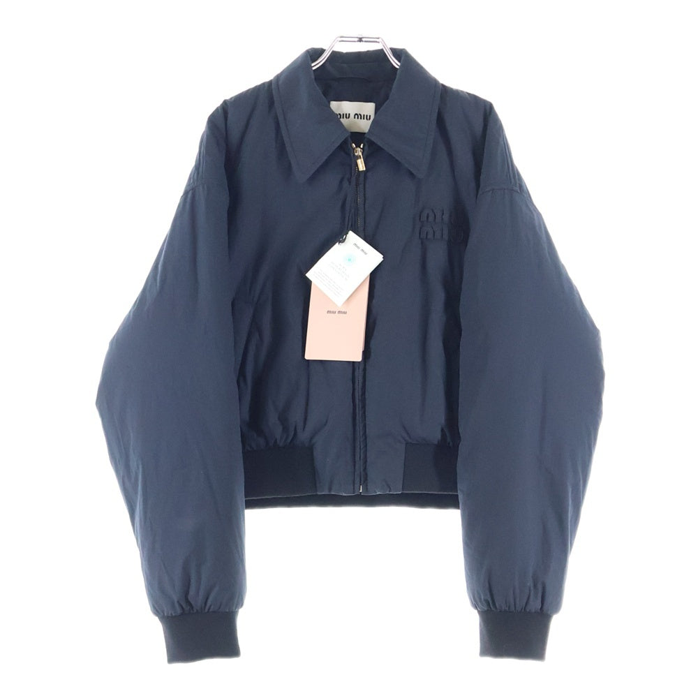 miumiu(ミュウミュウ) 24AW ワッペンロゴ クロップド ショート丈 ジップアップ ダウンジャケット ブルゾン ブラック レディース ML1086