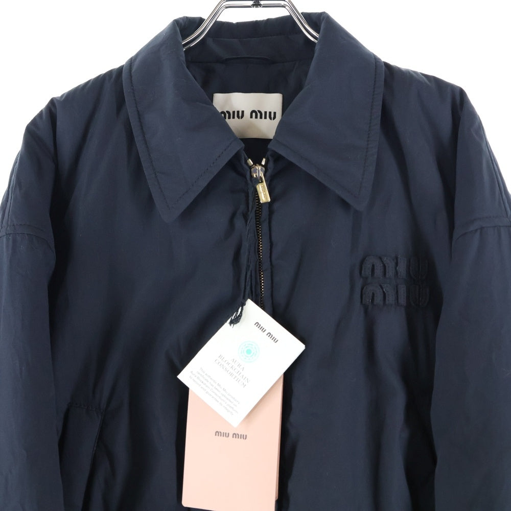 miumiu(ミュウミュウ) 24AW ワッペンロゴ クロップド ショート丈 ジップアップ ダウンジャケット ブルゾン ブラック レディース ML1086