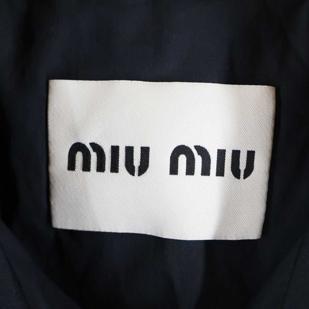 miumiu(ミュウミュウ) 24AW ワッペンロゴ クロップド ショート丈 ジップアップ ダウンジャケット ブルゾン ブラック レディース ML1086