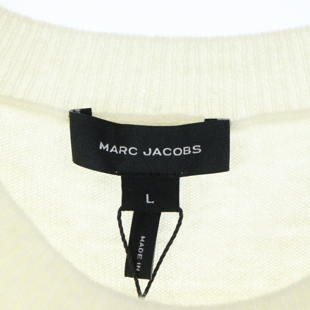 MARC JACOBS(マークジェイコブス) 23AW PILLED CAPSLEEVE VEST パイルド キャップスリーブ ロゴプレート ノースリーブ クルーネック ウールニット ベスト ホワイト レディース 2S4RTP017K14