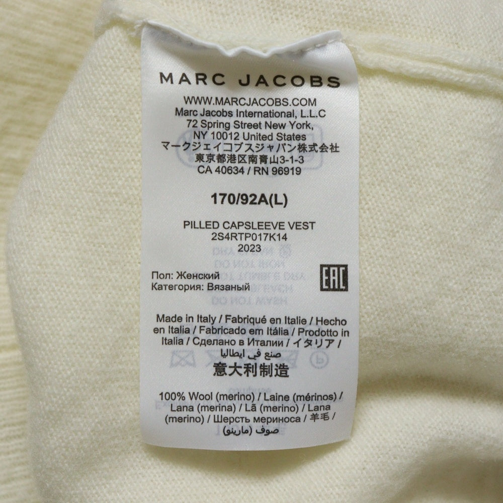 MARC JACOBS(マークジェイコブス) 23AW PILLED CAPSLEEVE VEST パイルド キャップスリーブ ロゴプレート ノースリーブ クルーネック ウールニット ベスト ホワイト レディース 2S4RTP017K14