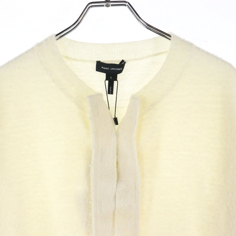 MARC JACOBS(マークジェイコブス) 23AW PILLED HOOK&EYE CARDIGAN パイルド フック アイ ロゴプレート ウールニット クルーネック カーディガン ホワイト レディース 2S4RTP016K13