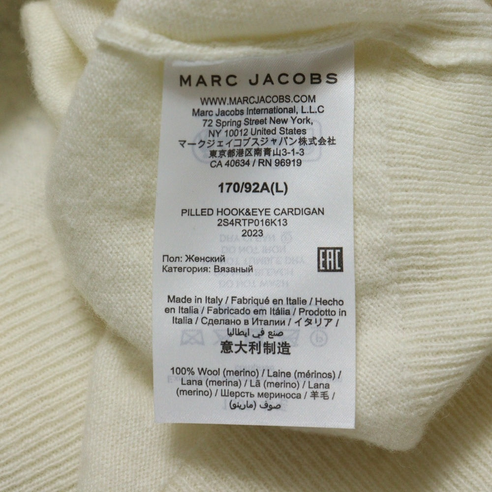 MARC JACOBS(マークジェイコブス) 23AW PILLED HOOK&EYE CARDIGAN パイルド フック アイ ロゴプレート ウールニット クルーネック カーディガン ホワイト レディース 2S4RTP016K13