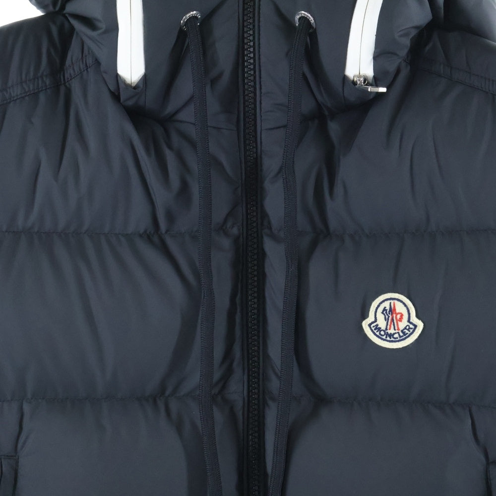 MONCLER(モンクレール) 23AW CARDAMINE カルダミン ワッペンロゴ ロゴプリント フーデッド ジップアップ ダウンベスト ジレ ブラック I20911A00181 54A81