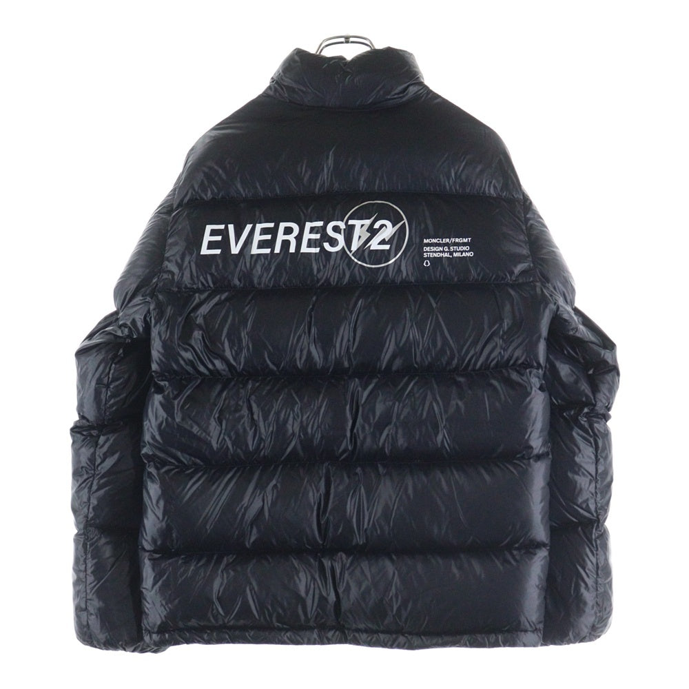 MONCLER(モンクレール) 23AW ×FRAGMENT AMARANTH フラグメント アマランサス バックプリント ワッペンロゴ ジップアップ ダウンジャケット ブラック I209U1A00003 M3078