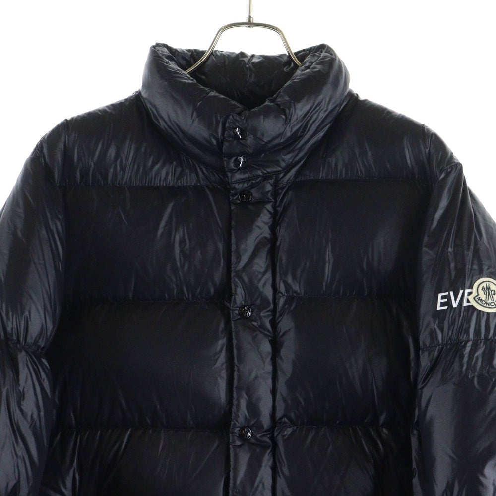 MONCLER(モンクレール) 23AW ×FRAGMENT AMARANTH フラグメント アマランサス バックプリント ワッペンロゴ ジップアップ ダウンジャケット ブラック I209U1A00003 M3078